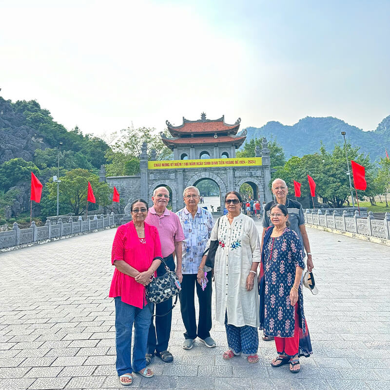 customer photos with b2b viet dan travel dmc