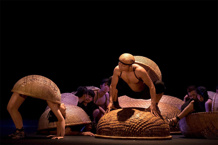 A O Show - traditional performances in vietnam