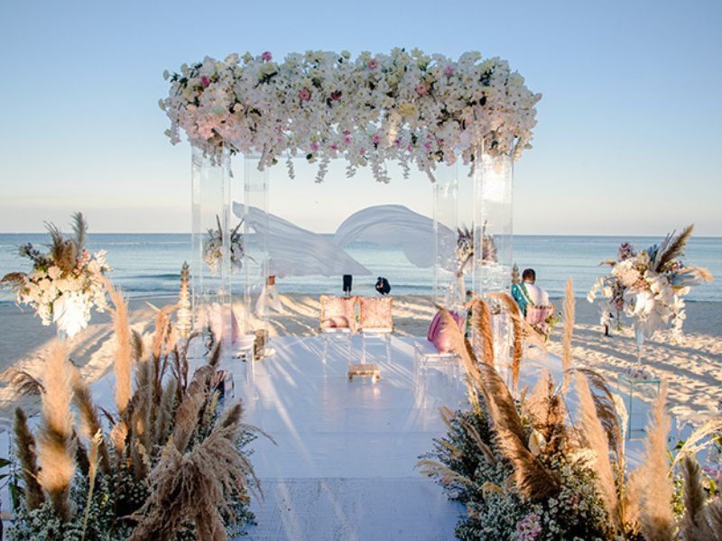 A high-end Indian wedding at a Da Nang beach resort