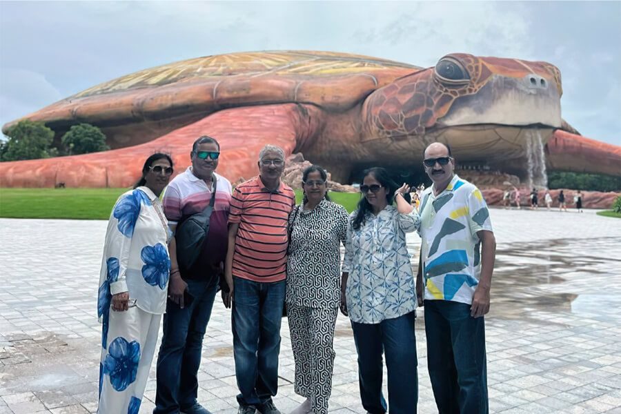 Group by the huge turtle aquarium, Phu Quoc