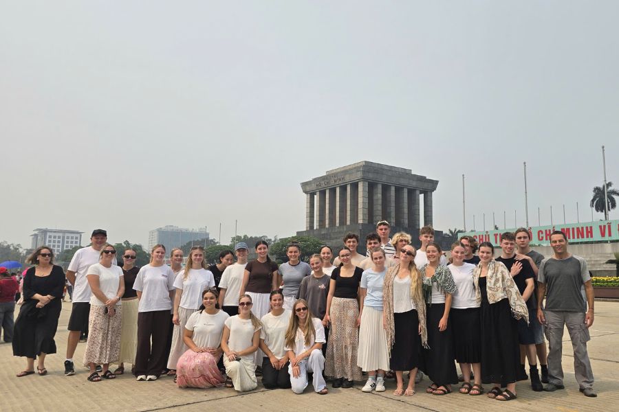 Group of tourists at Ho Chi Minh Mausoleum