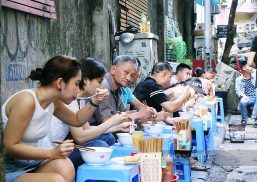 Local people enjoy breakfast on the sidewalk
