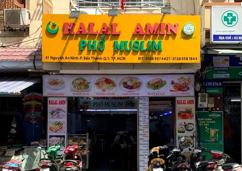 Halal Amin Pho Muslim storefront on Nguyen An Ninh District 1
