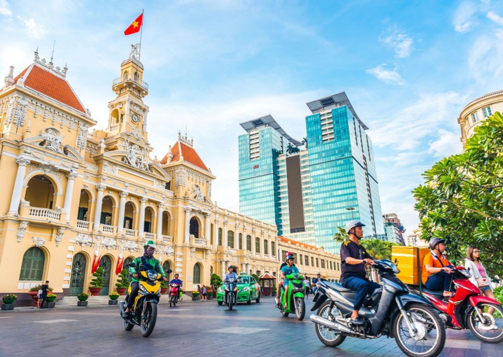 Traffic in front of Saigon City Hall, Vietnam