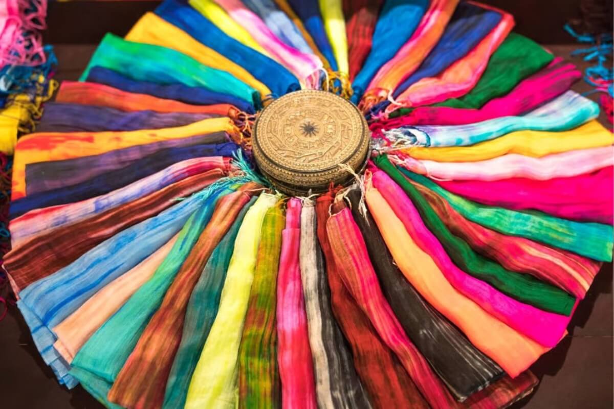 buy Vietnamese Silk Products in hanoi tour