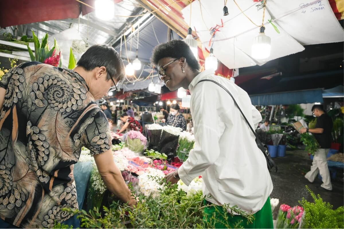 visit Quang Ba Flower Market in hanoi tours