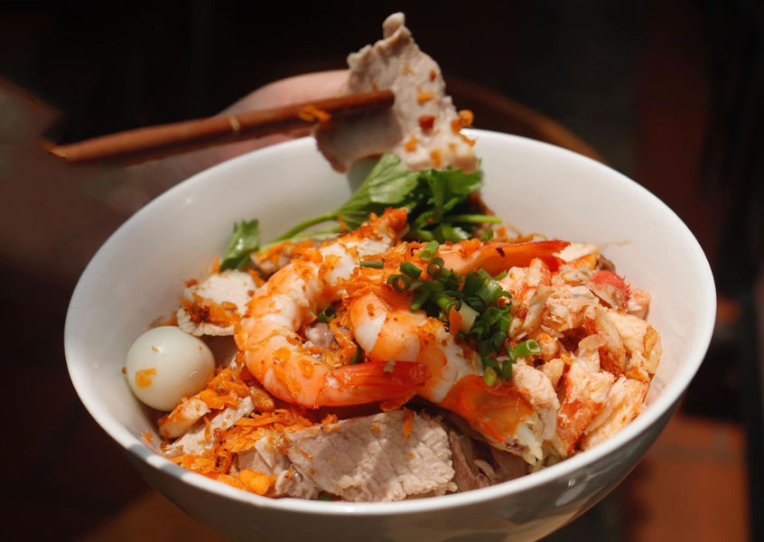 Hủ tiếu Nam Vang noodle soup bowl with shrimp and pork