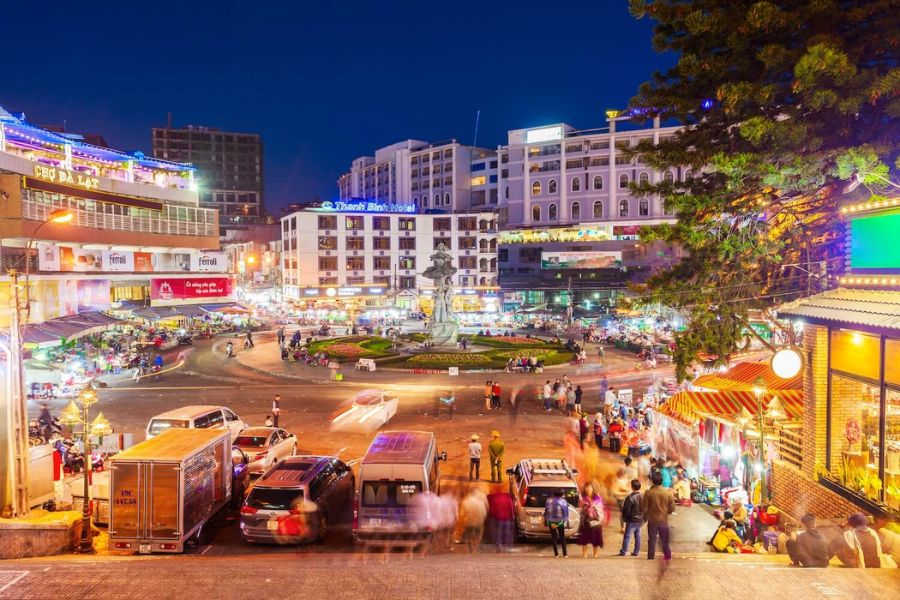 Da Lat Market roundabout and square lit up at night