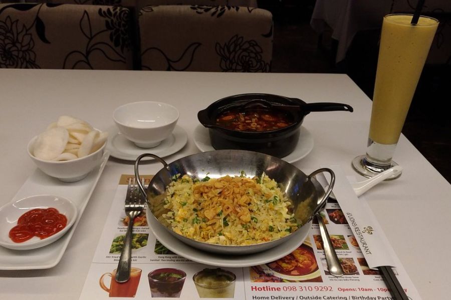 Fried rice, curry pot, and mango drink at d'LIONS Hanoi