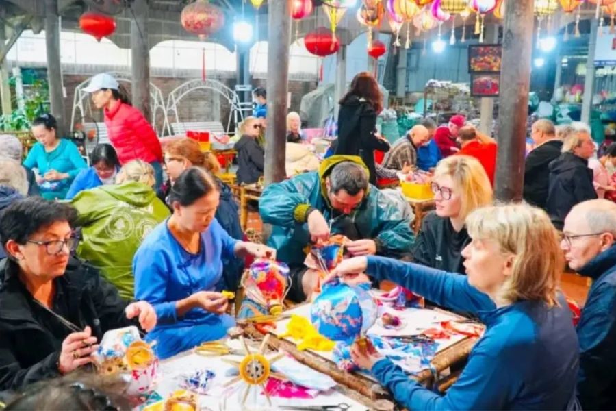 Visitors enjoying tea at a premium Hoi An lantern workshop
