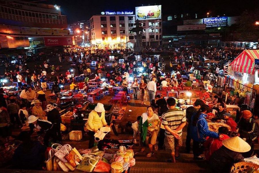 Crowds and food stalls at Sapa Night Market after dark
