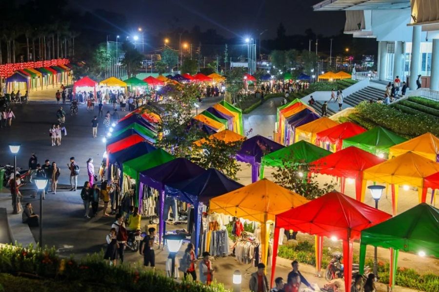 Vietnam Night Market: 8 Best Spots to Eat and Shop